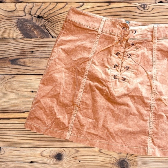 Forever 21 Women’s Size Medium Tan Suede Zippered Mini Skirt •Lace-Up Front NWOT - Picture 2 of 15
